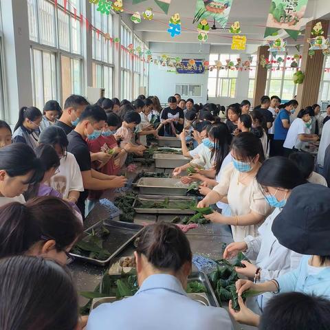 五沟中心学校组织端午节包粽子活动