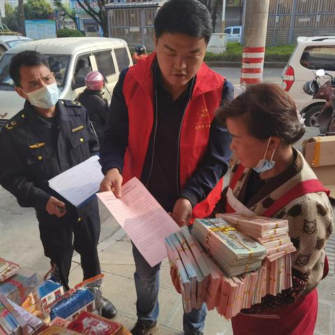 人行龙陵县支行联合市场监管局、公安局开展规范使用人民币图样的专项整治活动