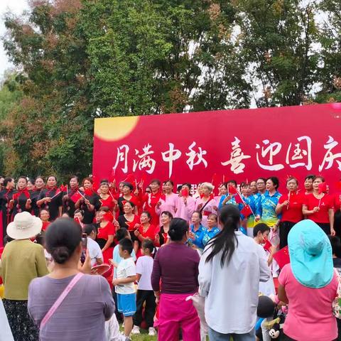 月满中秋庆国庆 ﻿ 铂金物业暖邻心