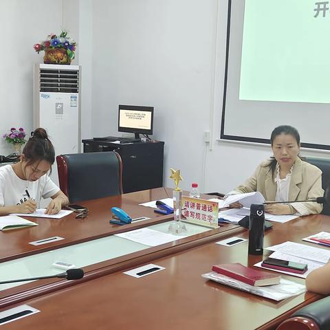 教与研携手 学与思并肩——海棠区龙海小学英语组3月份教研活动