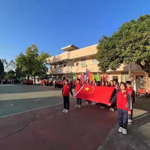 少年不畏严冬至，飞扬活力正当时。12月8日上午，容县容州镇励志小学学生、运动员、裁判员等齐聚操场，举行2023年秋季第三届运动会