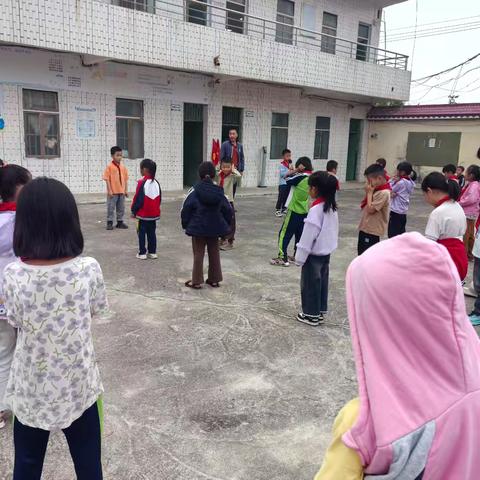 校园晨间活动：互动中的成长瞬间