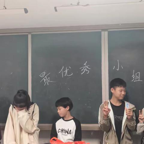 第五单元英语小测成绩优秀奖励会纪实