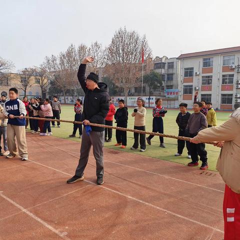力拔山河展风采，同心聚力向未来——孔庄子小学开展一—六年级拔河比赛