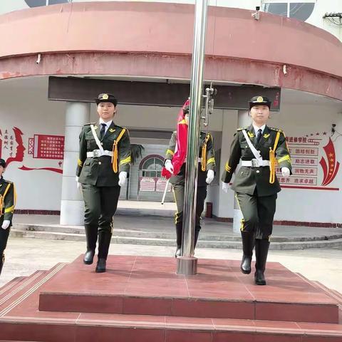 舞钢师范举行以“书香浸润心灵 阅读点亮人生”为主题的升旗仪式