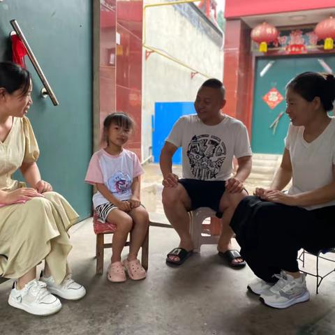 阴雨绵绵天   温馨家访路  ——三陵中心校王李庄小学“万师访万家”暑期防溺水安全教育家访