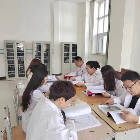 齐市卫校对2024年秋季学期国家免学费、助学金名单进行年组评审和全校公示