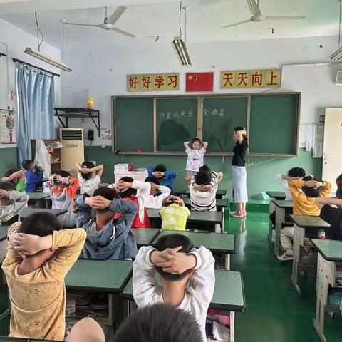 居安思危 防震避震——荥阳市双语实验小学“5.12”防震减灾疏散演练活动