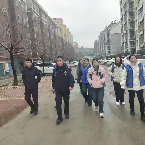网格员“地毯式”排查 筑牢小区安全防线