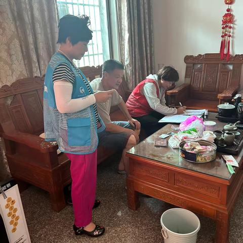 网格员协助民政第三方开展低保入户核查工作