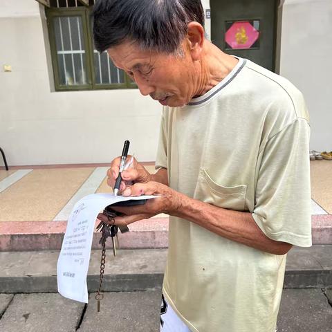 高龄津贴上门办 情暖老人心