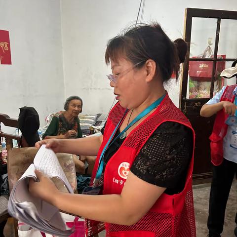 民政局上门为90岁以上老人爱心服务