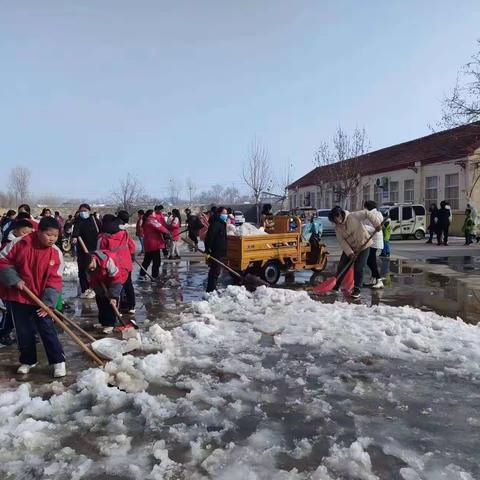 冬雪悄然至    除雪情意浓——梁于小学老师家长除雪志愿服务