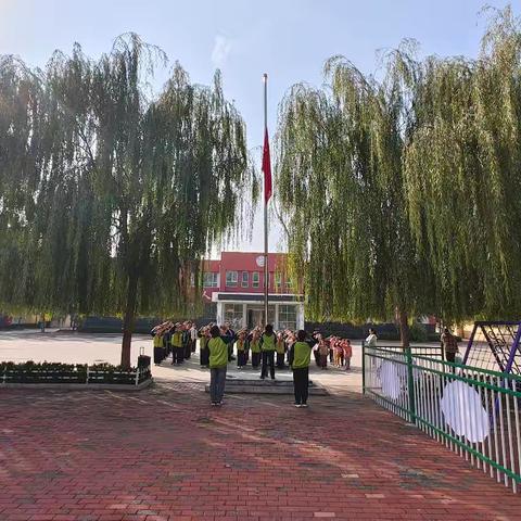 杨庄子小学周一举行升国旗仪式暨安全大会