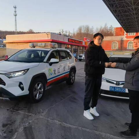 冬日“暖阳”，服务区里依兰养护工区路产员肖思伟的及时救援