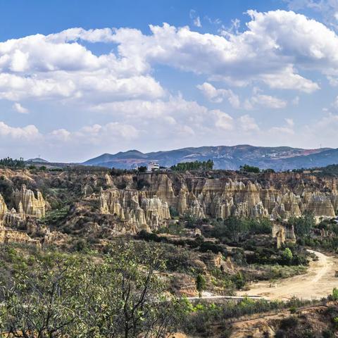 浪巴铺土林（1）--拍于2023.3.16.