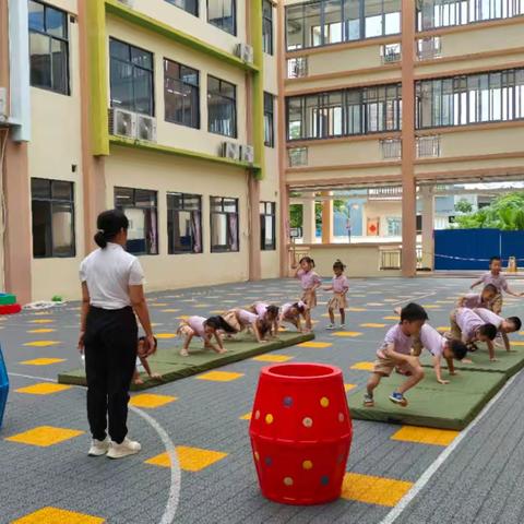 中五班体育活动《小螃蟹学本领》