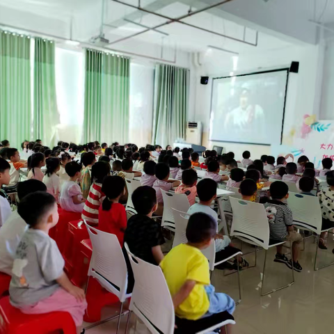 师幼同欢迎国庆 齐心共筑中国梦——屯昌县屯城镇中心幼儿园2024年国庆节活动