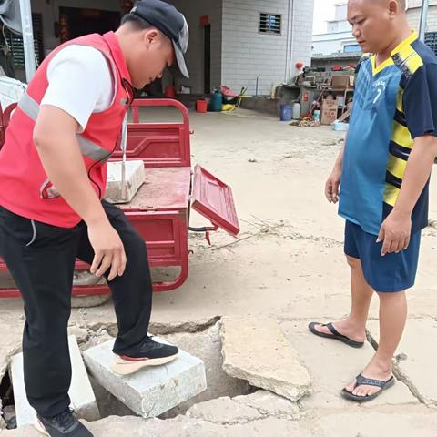 网格员积极协助排除路面塌陷隐患