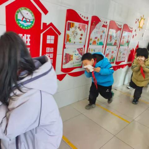 西白庄小学:消防演练，安全同行