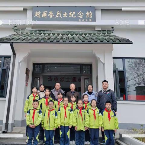 天街小雨寄哀思，青松傲骨永相传