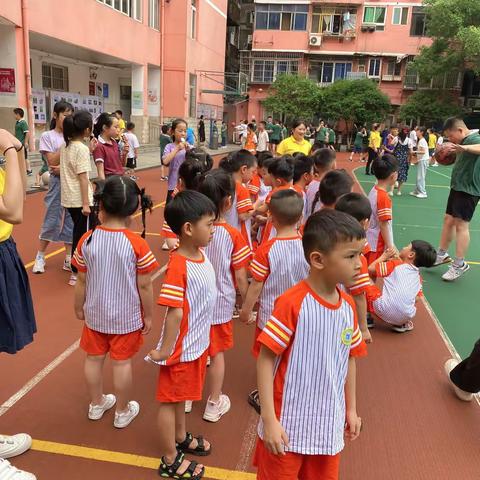 参观小学初体验   幼小衔接零距离           ——右营街幼儿园幼小衔接“走进小学”