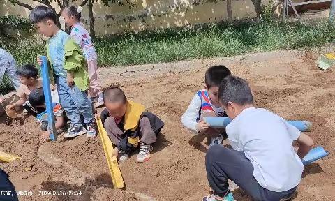 人和街道中心幼儿园大三班—《沙池区里乐趣多》