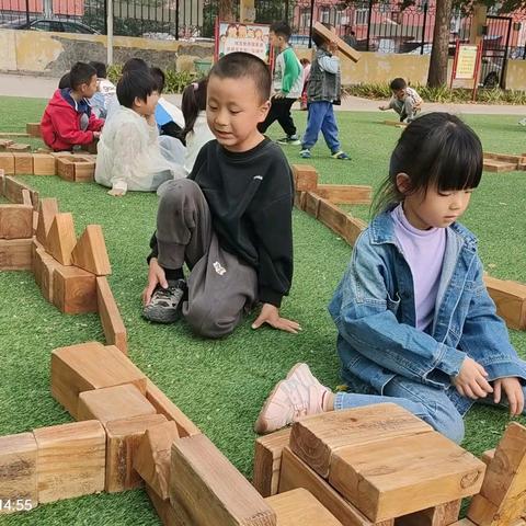 人和街道中心幼儿园中二班—《建构区的欢声笑语》