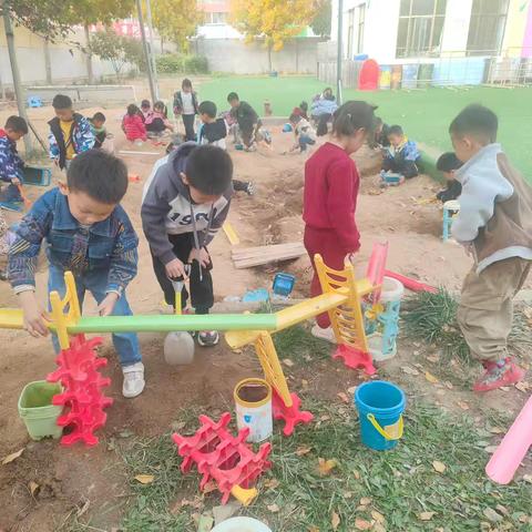 人和街道中心幼儿园——《沙池引水记》