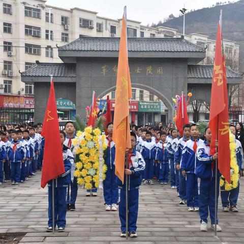 “红领巾心向党——缅怀革命先烈 赓续红色血脉”  —— 富县北京高迪希望小学清明节祭扫烈士墓活动