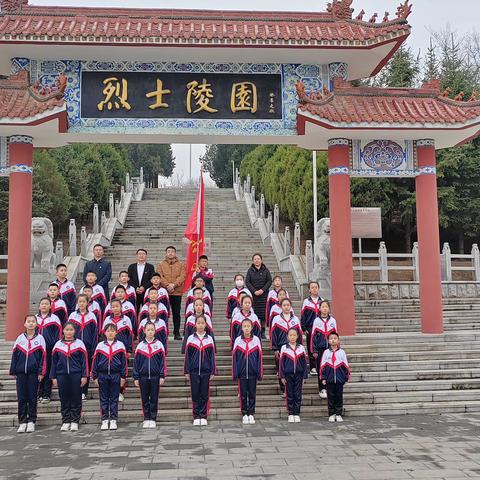 青山绿水长留生前浩气，苍松翠柏告慰烈士英灵 偏岭小学清明节扫墓活动纪实