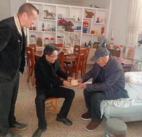 贾井社区“情暖春节”走访慰问老骨干和困难党员活动