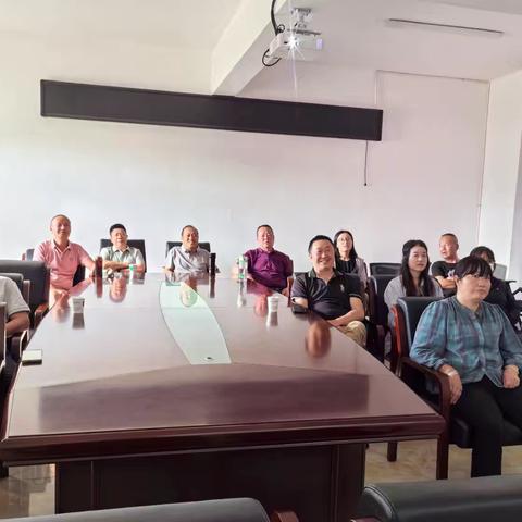 贾井社区组织三委及全体工作人员观看九三阅兵