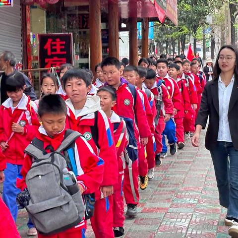 清明祭英烈，丰碑励童心