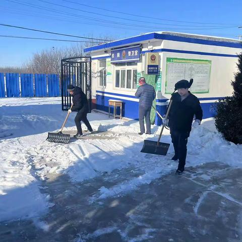 瑞雪洒校园，扫雪暖师生——蔡庄初中学校开展扫雪活动