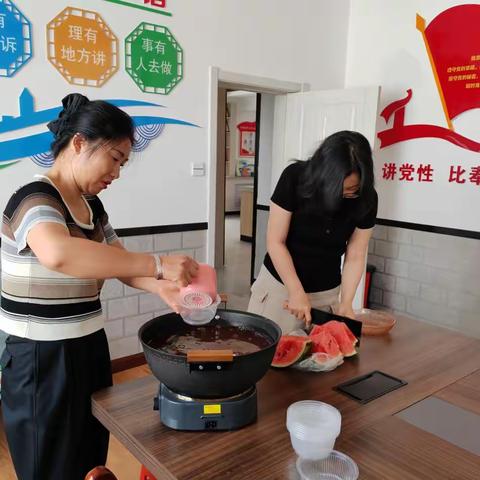 张北县南山路办事处永和社区开展“炎炎夏日送清凉 防暑降温润心田”真情关爱环卫工志愿服务活动