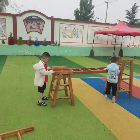 玩转木梯  趣味攀爬                   沂蒙中学幼儿园中一班