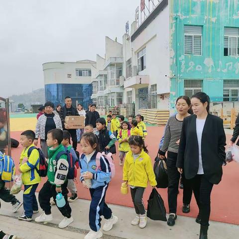 六盘水市水城区董地街道中心幼儿园2023年大二班班本“幼见秋天”秋游活动