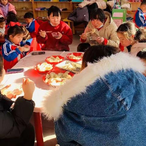 饺子飘香，情暖冬至——风化店乡大白头幼儿园冬至包饺子活动