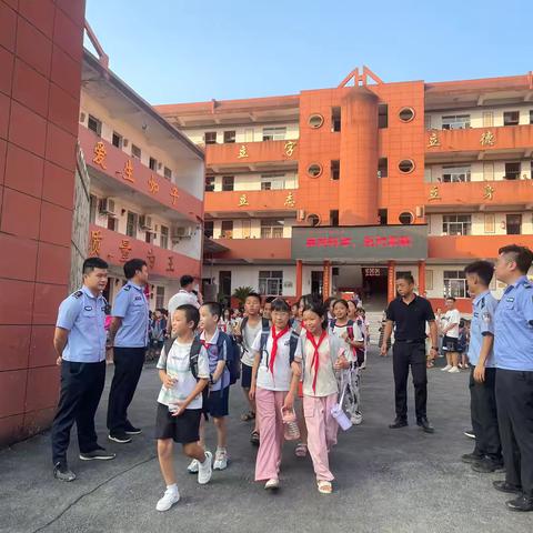 点亮开学季 站好护学岗——田墩镇派出所民警深入田墩小学开展护学岗工作