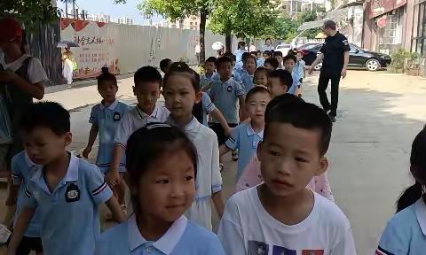 走进小学，感悟成长【御景东方幼儿园】大班参观小学活动