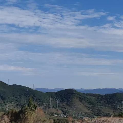 明山沟风口的蓝天白云