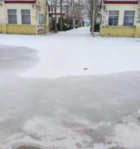 温情融积雪，爱意满校园—牡丹区王浩屯镇梁于小学扫雪除冰活动