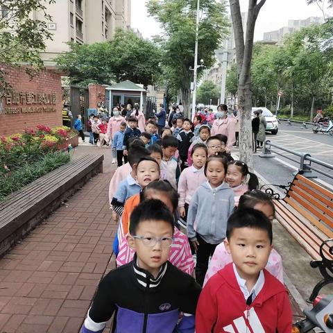 【幼小衔接】大班组参观小学再体验，共促成长。