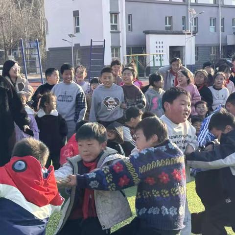 子毅学校拔河比赛：绳聚少年力，向阳展风华！