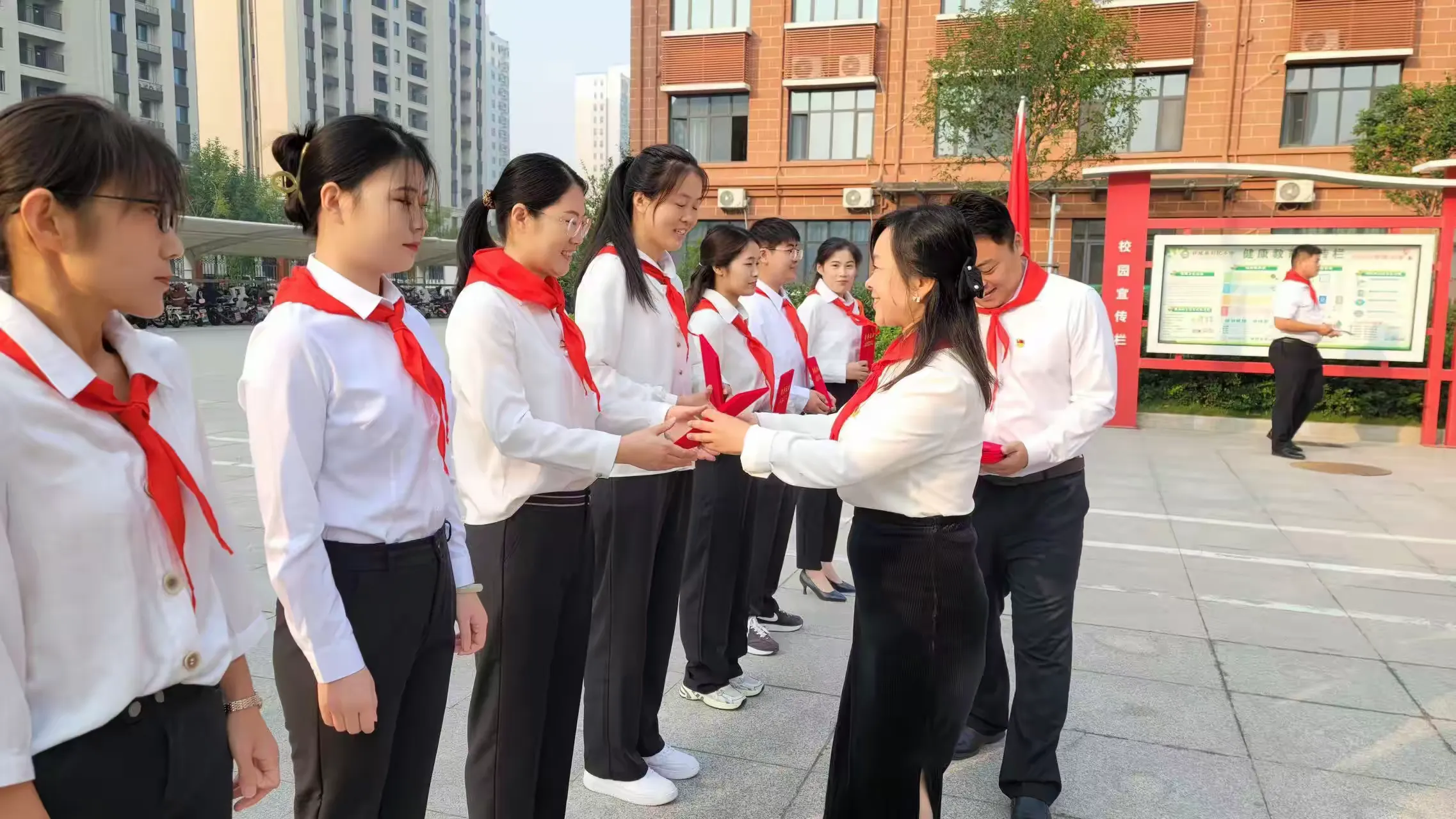 简篇-“筑梦新时代,争做好队员” 郓城县利民小学少年先锋队入队仪式