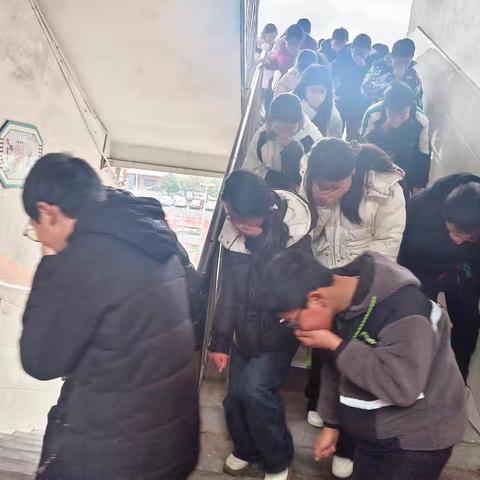 “筑牢校园安全防线”宜黄县中港中心小学开展消防安全应急疏散演练