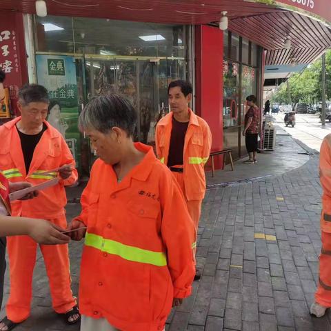 中国银行芜湖无为支行开展环卫工人普及金融知识及慰问活动