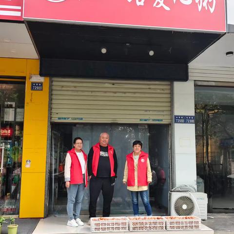 光明社区党员为五一路街道爱心粥屋捐献爱心