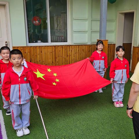 “国旗下成长 阳光中起航 ”——江北办山城幼儿园周一升旗仪式！